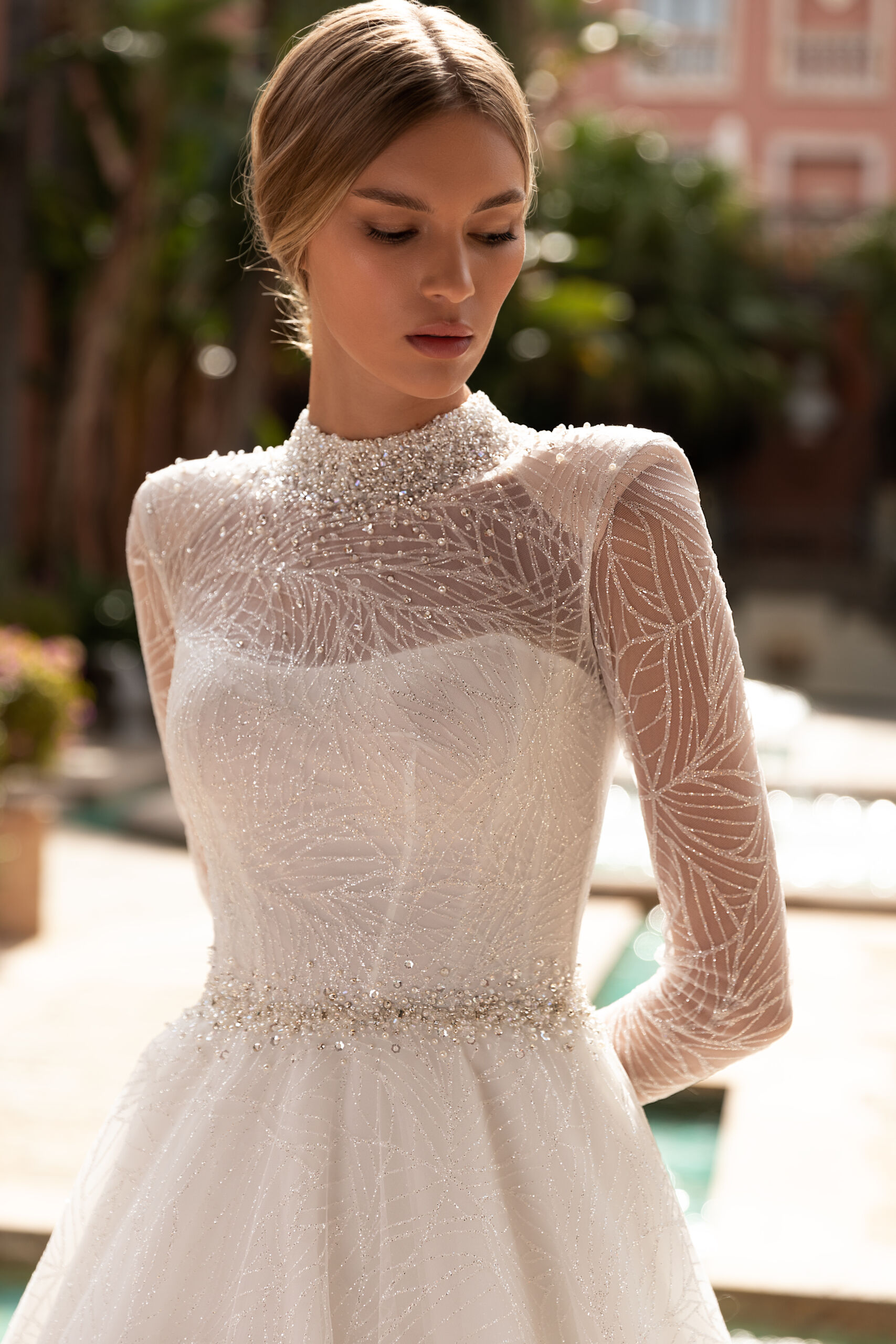 Este vestido de noiva é ajustado na cintura ou quadris antes de se estender em uma saia cheia, criando uma bela silhueta em forma de A. Como a saia é menos evasê do que a de um vestido estilo princesa, os vestidos em formato de A ficam adoráveis em todas as formas e tamanhos.