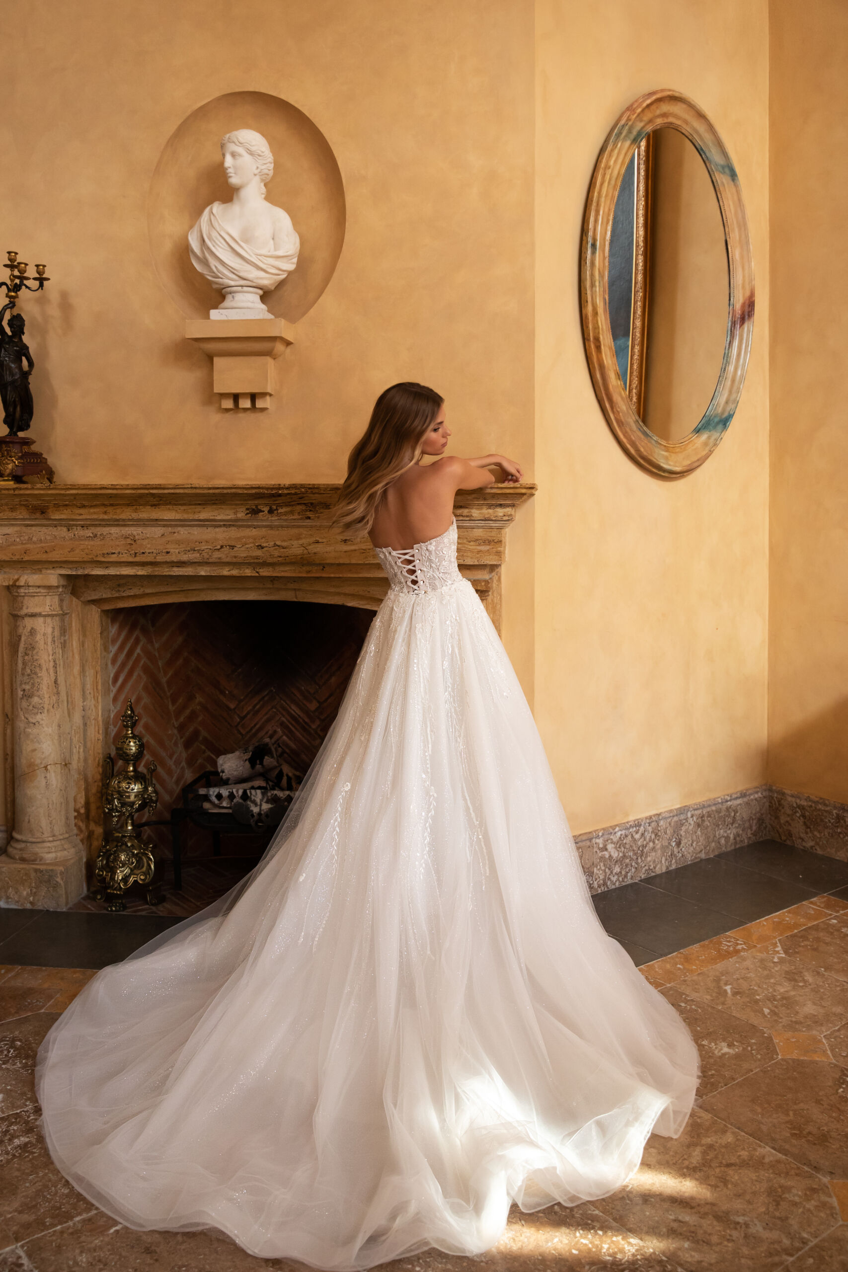 Vestido lindamente ajustado com detalhes e textura únicos! Apresenta um decote reto e exclusivo. Pode ser usado com ou sem uma cauda removível.